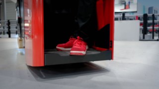 Linde D10 FP double-deck pallet stacker with foot sensor