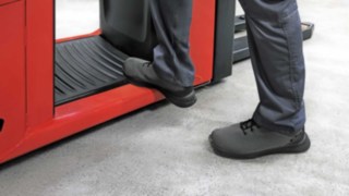 Order picker with pneumatically damped operator’s platform