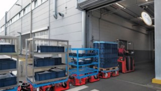 The LT10 WX tugger train from Linde MH transports material between two halls