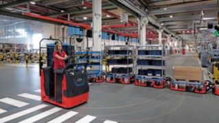 Assembly line supply by the LT10 WX tugger train from Linde Material Handling