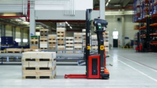 An L-MATIC HD k from Linde Material Handling in the goods receipt area.