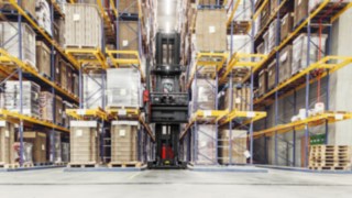 The K combination truck from Linde Material Handling with Linde Warehouse Navigation The K combination truck from Linde Material Handling uses Linde Warehouse Navigation to move unerringly through the high rack warehouse