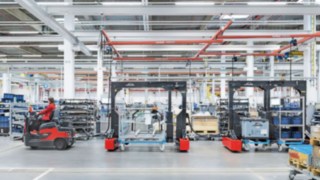 Assembly line supply by a tugger train from Linde Material Handling