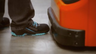 The active foot bumper detects the operator’s feet and stops the truck.
