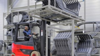 Industrial trucks with fuel cell systems deliver consistent power. The Linde FC 25 loads goods.