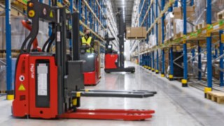 Automated and manually operated vehicles from Linde MH move through a warehouse.