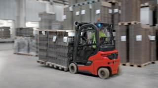 Xi20 electric forklift truck from Linde MH transports a load
