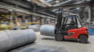Linde X50 electric forklift truck in use at wire manufacturer WDI Hamm