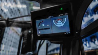 The operator receives visual warning signals via the 7-inch display The operator receives visual warning signals via the 7-inch display