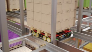 A 4-way shuttle transports goods S-MATIC cube from Linde Material Handling
