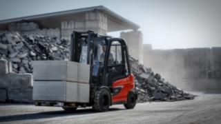 The X35 electric forklift truck from Linde Material Handling in outdoor use.