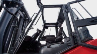 All-round excellent visibility thanks to the large glass panes in the Linde E100 – E180 heavy trucks.